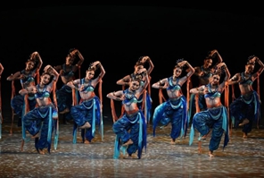 Καλλιτ?χνε? τη? Εθνικ?? Λυρικ?? Σκην?? τη? Κ?να? ερμηνε?ουν το χορευτικ? δρ?μα "Quici" στο Πεκ?νο